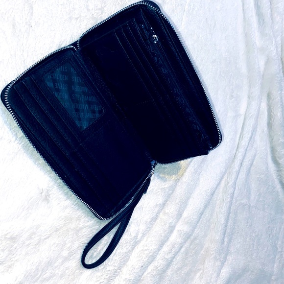 Steve Madden wrist wallet - Picture 4 of 4